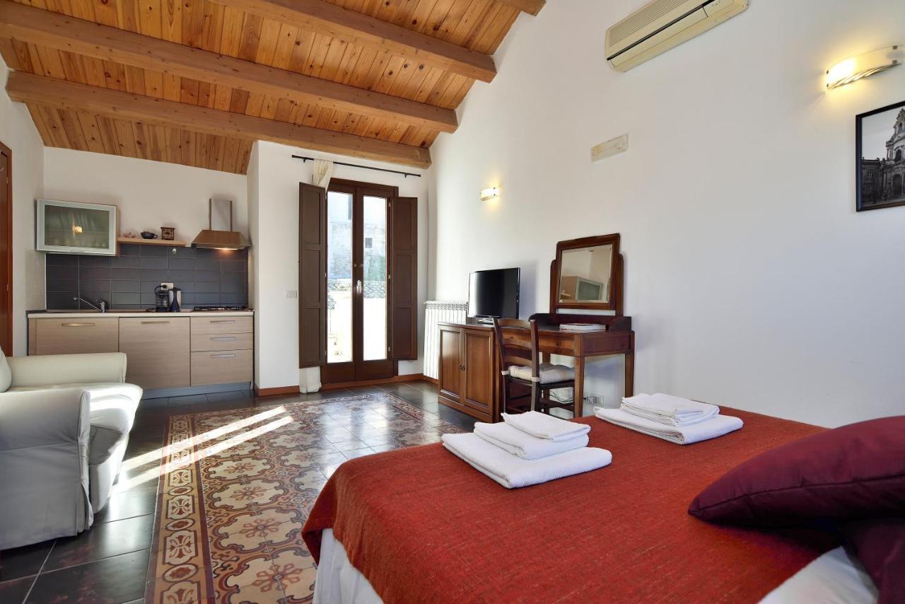 Bed and Breakfast Le Luci Su Ibla - Ospitalita Con Vista Ragusa Zewnętrze zdjęcie